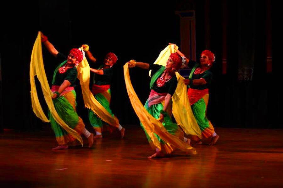 Dhunuchi Naach dance West Bengal Durga Puja performer with coconut husk incense